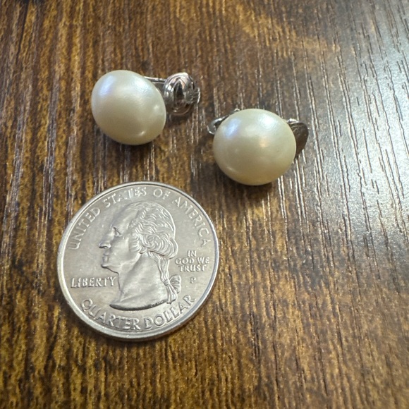 Vintage SARAH COVENTRY Silver Tone Faux Pearl Button Clip on Earrings Stamped - Picture 2 of 3